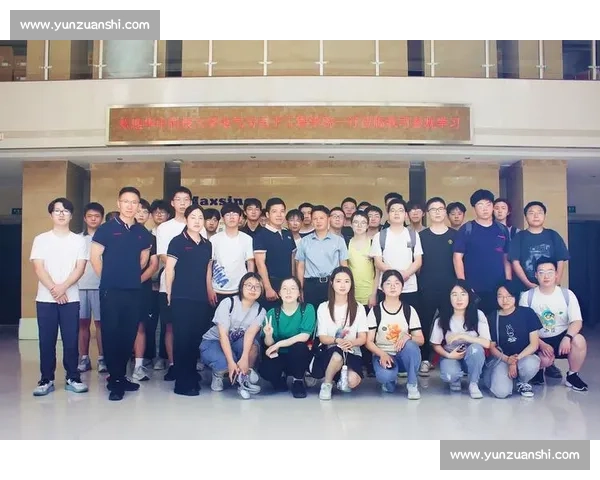 在青春赛道上挥洒汗水用坚持点亮梦想与未来的奋斗之歌